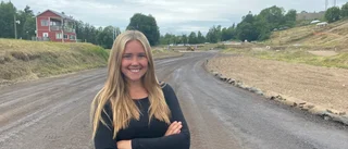 Hästar och hästkrafter lockar Moa – jagar adrenalinet i Folkracefestivalen