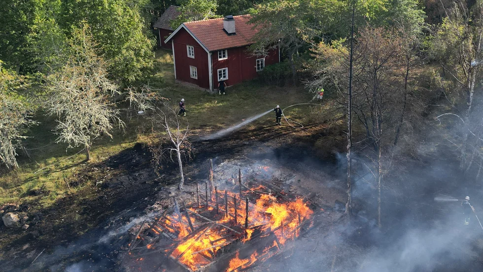 En sommarstuga som var belägen norr om Björkfors brann under söndagen ned till grunden. 