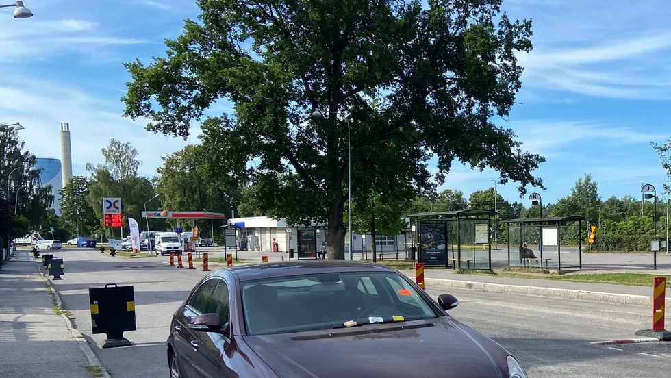 Bilen har stått felparkerad i ungefär två veckor vid busstationen i Nyköpings centrum och samlat på sig ett flertal parkeringsböter. 