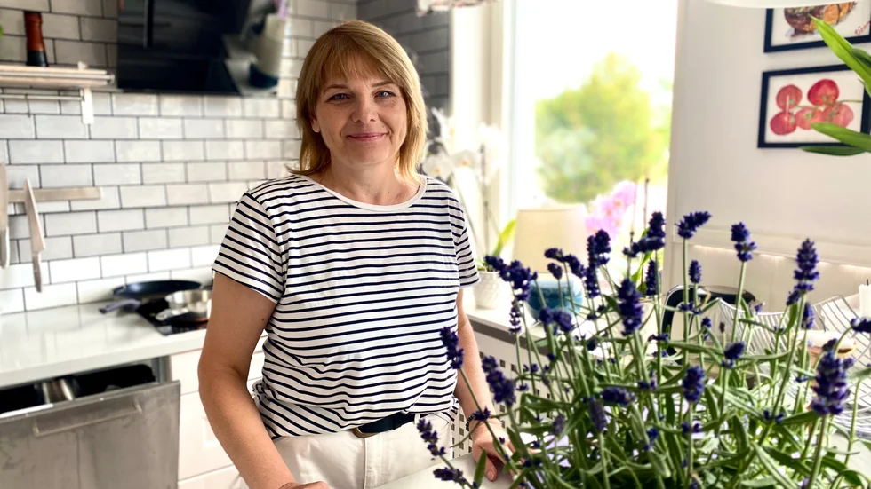 Irina Petrovska bor sedan i mars, efter att kriget bröt ut i Ukraina, hos sin äldsta dotter Lena i en stuga i Lenas familjs trädgård, i Västervik. 