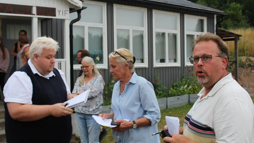 Mötet som hölls i slutet av juli samlade 50 boende från Borkhult och Yxnerum. Carl Sääv, SD (till vänster) var en av de som skrev under namninsamlingen. 