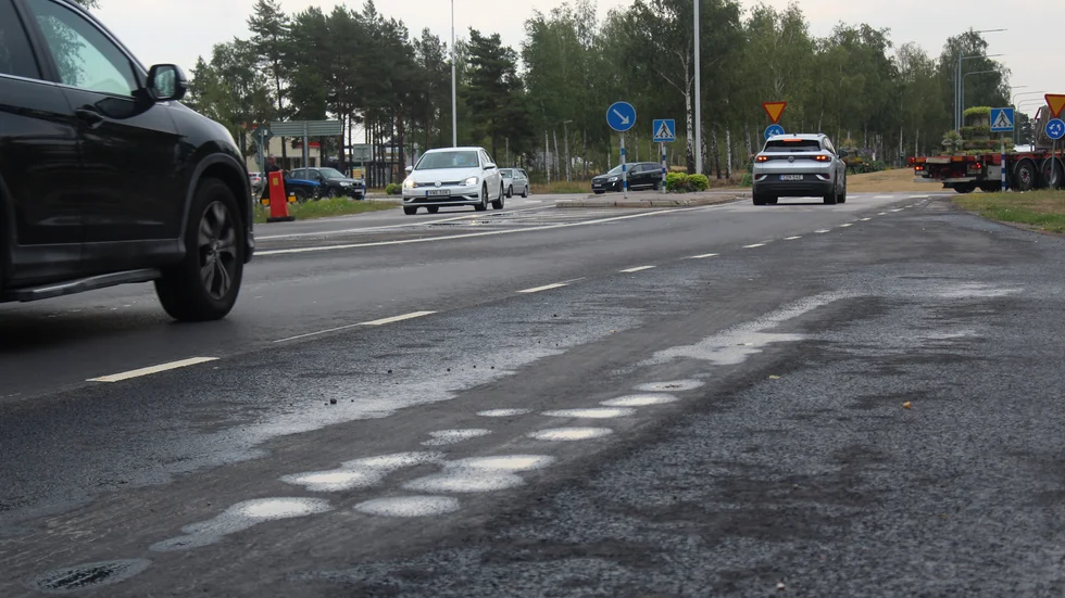 Blöt asfalt blir lätt hal. Bilden är tagen efter morgonskuren som kom i måndags.