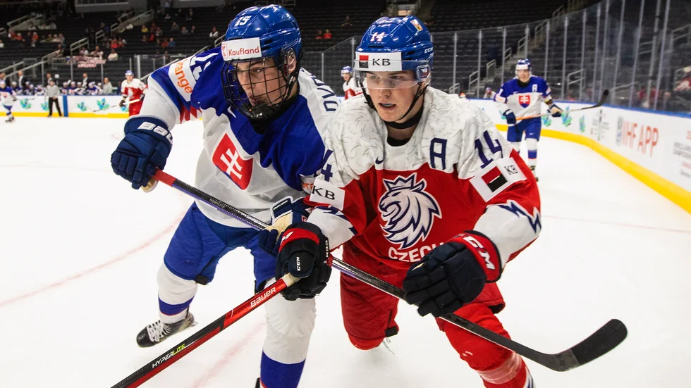 Stanislav Svozil, i förgrunden, och hans Tjeckien inledde JVM med en 5–4-seger mot Slovakien.