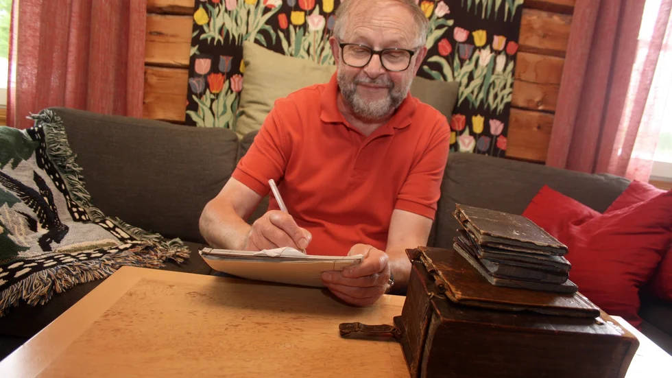 Ture Lundmark skriver sina berättelser för hand på bondska för att sedan översätta dem till svenska.