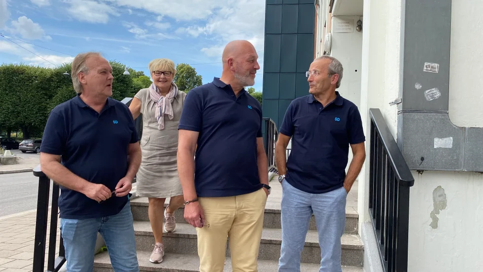 Benny Sellborn, politisk sekreterare och ordförande i SD Norrköping, Gunilla Hellberg, som sitter i utbildningsnämnden, nya toppnamnet Christopher Jarnvall och nuvarande gruppledaren Florian Aranda utanför SD:s lokal vid Vattengränden.