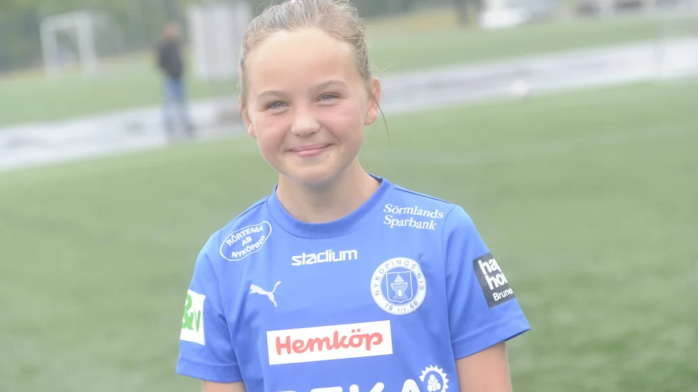 11-åriga Ingrid Engvall spelar helgens fotbollscup på hemmaplan för sitt Nyköpings BIS. Ingrid vill bli fotbollsproffs i framtiden och ser mycket upp till landslagspelaren Fridolina Rolfö. 