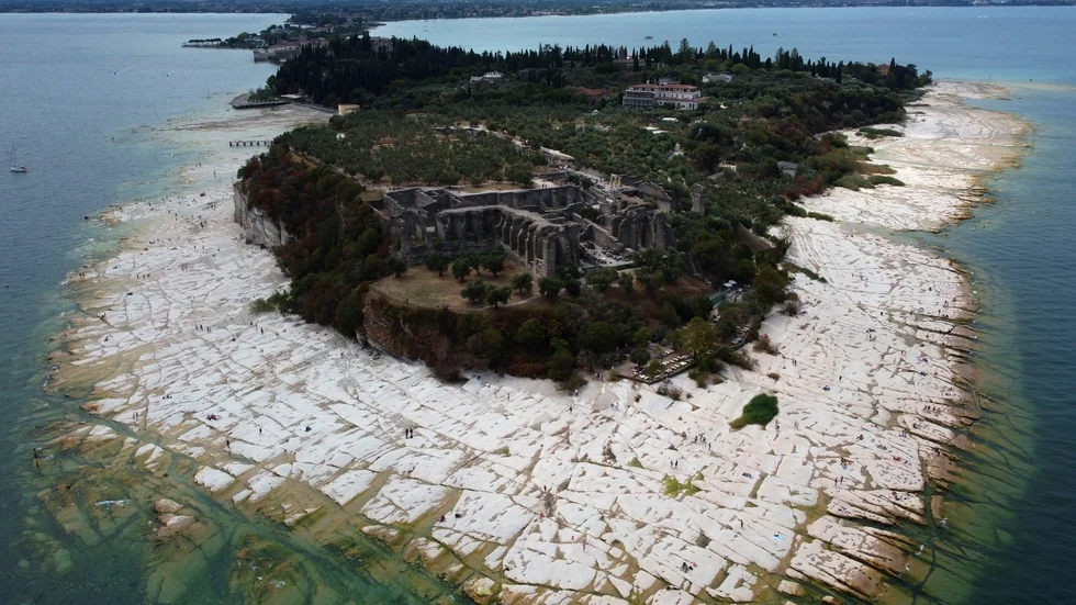 Sirmione-halvön vid Gardasjön. Klippartier som i vanliga fall ligger under vatten är nu synliga.