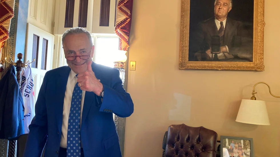 Den demokratiske senatorn och majoritetsledaren Chuck Schumer gör tummen upp efter omröstningen.