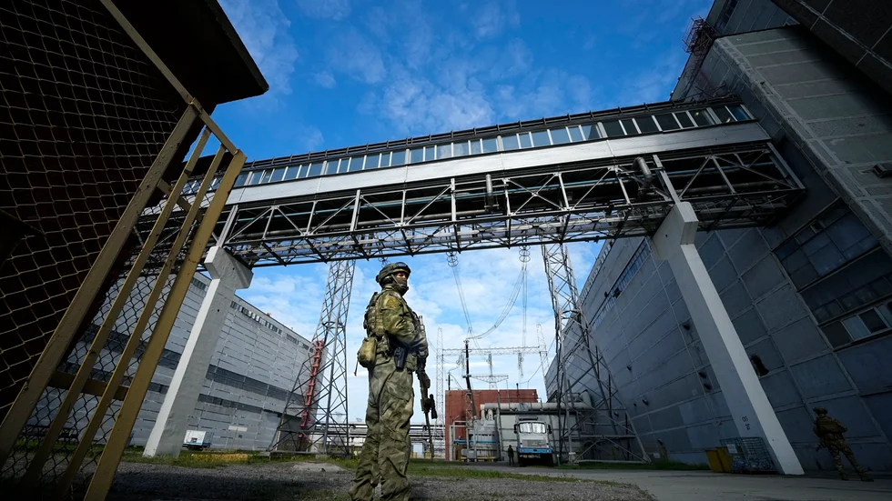En rysk soldat på vakt vid kärnkraftverket Zaporizjzja. Bild från i maj.