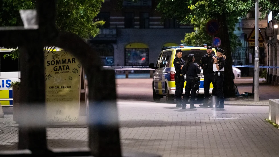 Polis på plats och stora avspärrningar efter att två personer förts till sjukhus med skärskador efter ett bråk i Malmö den 14 juni. Arkivbild.
