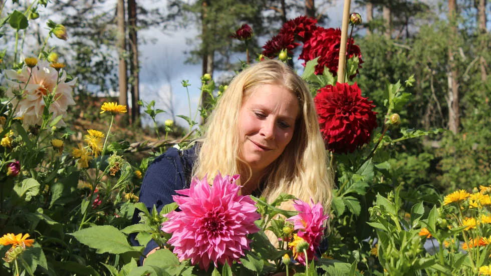 Kristin trivs alltid bra i blomsterlandet i sin trädgård.