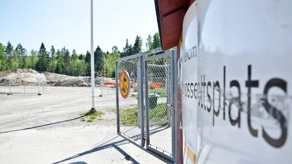 Bakom den stora parkeringen vid Hagstumosse ska bergsknallen sprängas bort för att göra plats för den nya sporthallen.