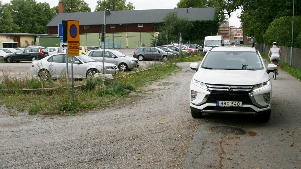 Här i kvarteret Vapnet 3 i Eskilstuna, som ligger nära Rothoffsparken, finns planer att bygga 60 och 65 nya lägenheter och ett nytt äldreservicehus. Insändarskribenten tycker inte behövs fler bostäder i centrala Eskilstuna.