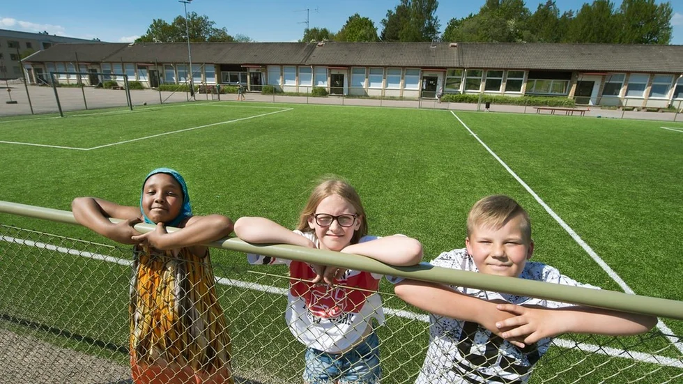 Farhio Geedi, Ellie Sundberg och Ansgar Andersson ser fram emot årets upplaga av SN-bollen. En fotbollsfest som inte bara handlar om fotboll. – Man får leka med alla andra barn som man inte känner, säger Farhio Geedi, 9 år.