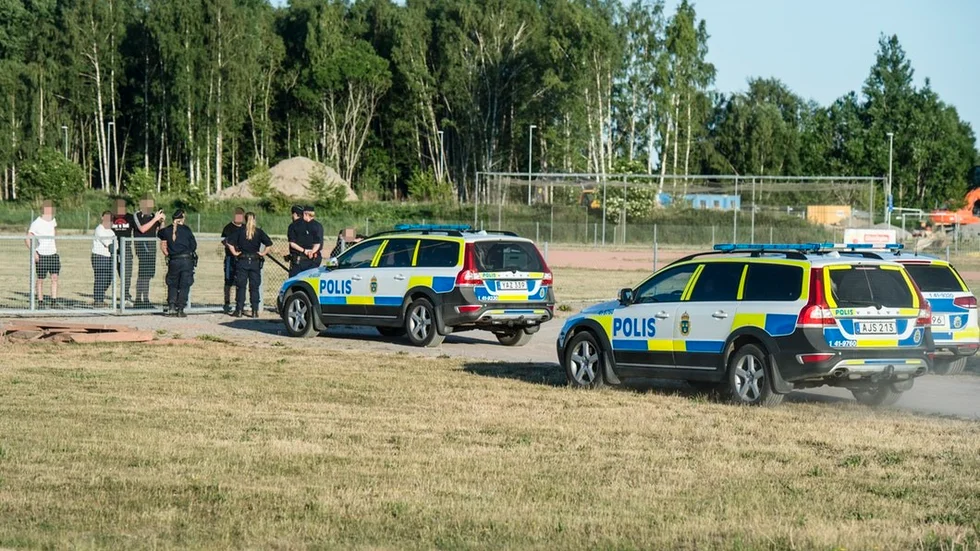 Nyköpingspolisen avvisade på fredagskvällen några nazister, som utövade fysisk träning på Rosvallas område.