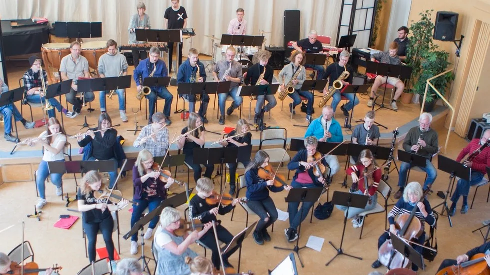 Anders Ericson leder orkestern, som här repeterar i Musikens hus, i "Best of"-konserten den 28 april. Ericson ligger bakom konserten tillsammans med kollegerna på kulturskolan, Ylva Sundahl och Ola Halvarsson. Storföreställningarna har under åren till stor del både skrivits och regisserats av Jenny Wistbacka.