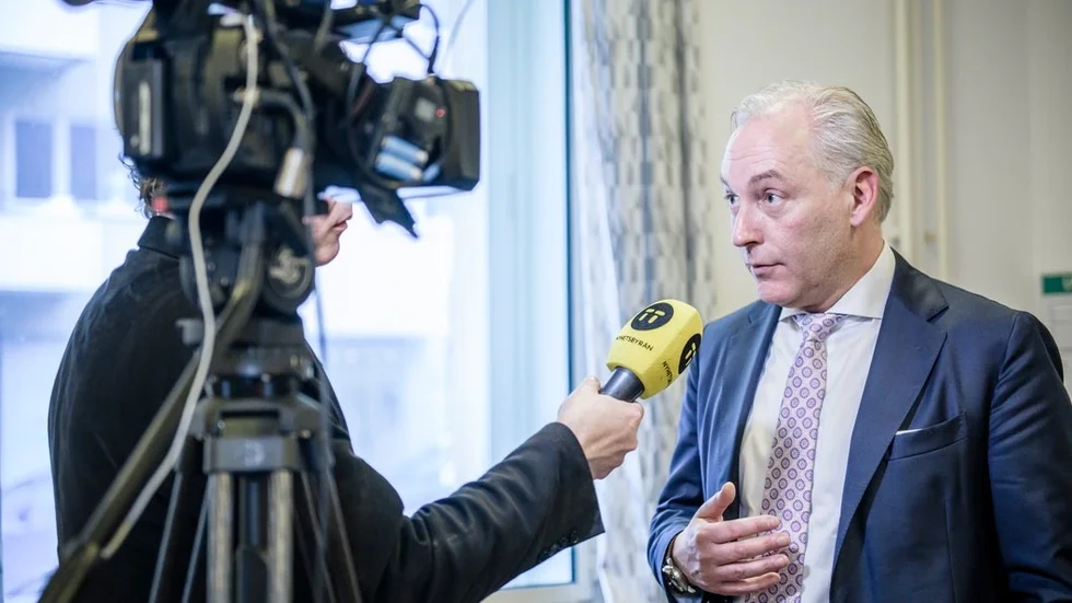 Johan Eriksson kallas ibland "advokaternas advokat", efter att flera år i rad ha toppat listan över vilken försvarare juristerna själva skulle välja. Nu företräder han, på dennes begäran, 21-åringen som utpekas som en av huvudpersonerna i kuppen mot Strängnäs domkyrka.