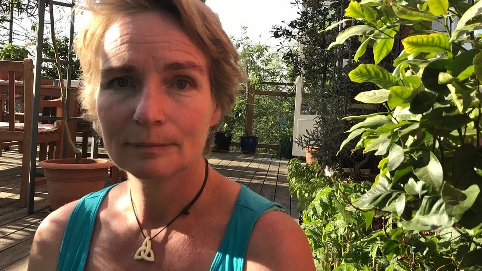 Monica Linder på sin veranda där hon en sommar skördade ett 40-tal passionsfrukter.