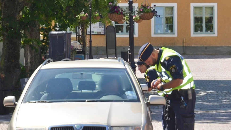 Petter Engström och Maria Bodingh, områdespoliser i Trosa, bötfällde bilister som kör på torget trots att det är körförbud där under sommaren.