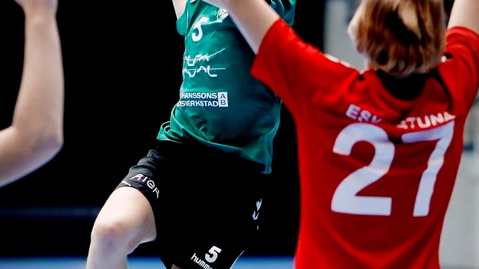 HK Eskils Joel Hedström lossar bössan.