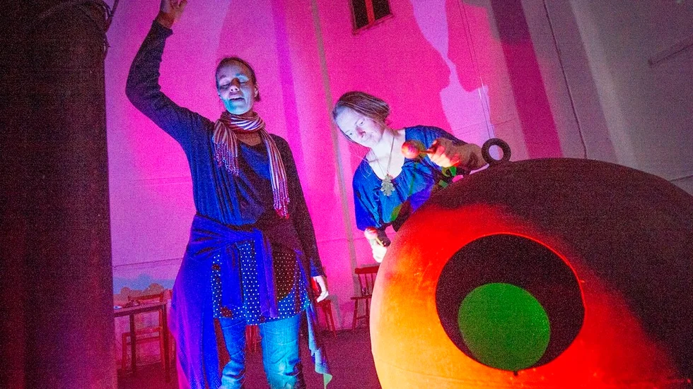 Ljud och ljus samspelar när Karin Lindström Kolterud kular tillsammans med resonansspelande Julia Adzuki.
