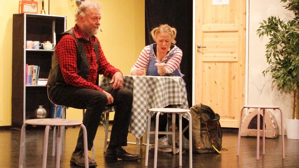 Extremanarkisten (även kallad Gavrilo) och djurrättsaktivisten gestaltade av Guy Lindell respektive Elin Tjernström i terapiscenen i första akten.