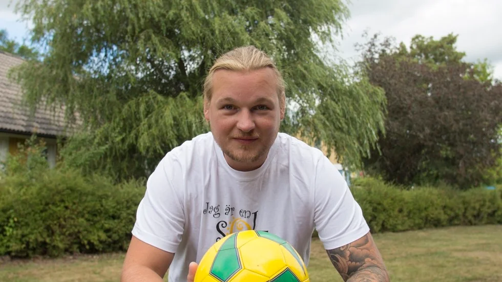 Fotboll är livet för familjen. I trädgården i Vingåker spelar Pontus Mellstrand och barnen fotboll. Det blir också många resor till barnens fotbollsträning i Karineholm. Sambon Anna Lindström nominerade honom till solstråle för att han gör allt för att familjen ska ha en strålande dag.