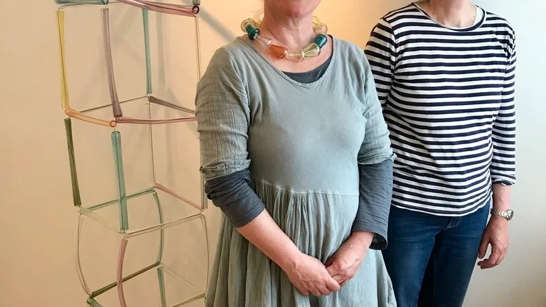 Geometrilek kallar Anna Höggren glaskonstverket av som hänger i taket. Till höger Maj-Britt Pärsdotter som visar teckningar i den gemensamma utställningen.