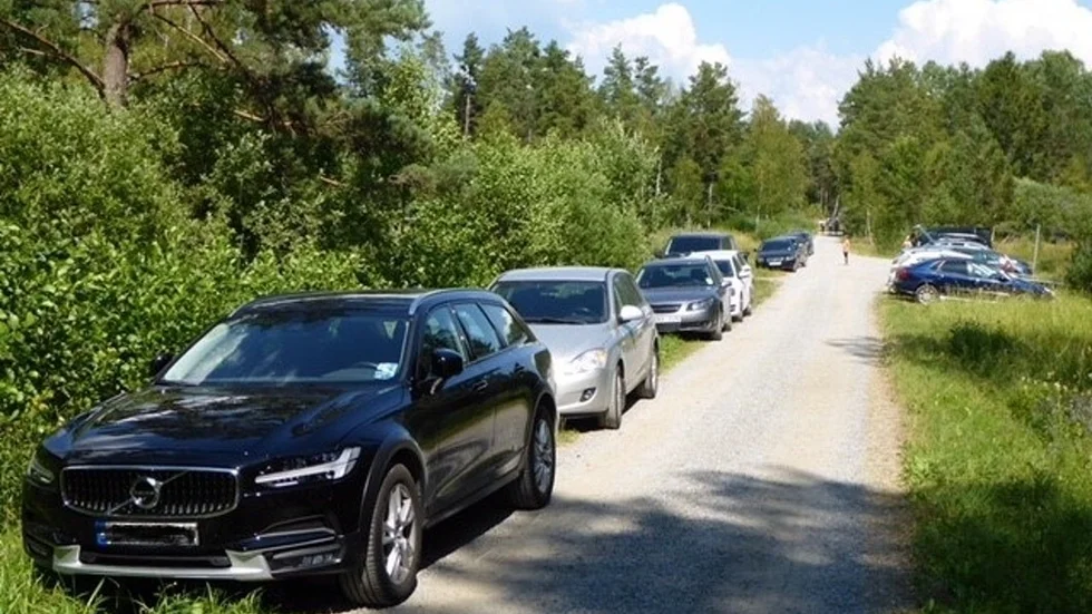 Enligt medlemmarna i Gisekvarns tomtägareförening parkerar vissa badgäster hur som helst. "Utryckningsfordon måste ju kunna komma fram också", säger tomtägareföreningens  talesperson Joakim Jonsson.