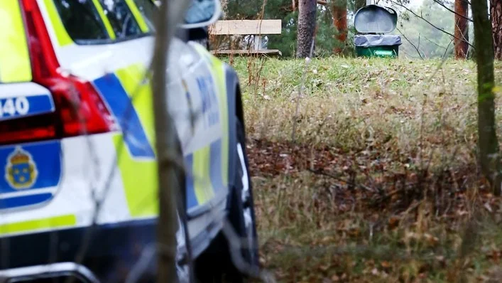 I Västermarksparken några hundra meter från brottsplatsen spärrade polisen av ett större område kring en kommunal papperskorg.