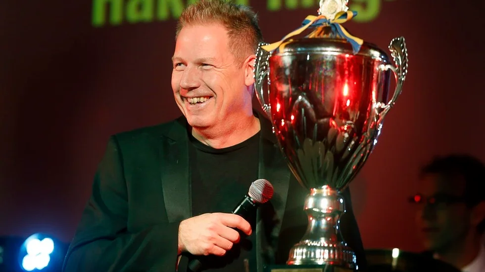 Smedernas klubbchef Håkan Ringkvist med SM-pokalen.