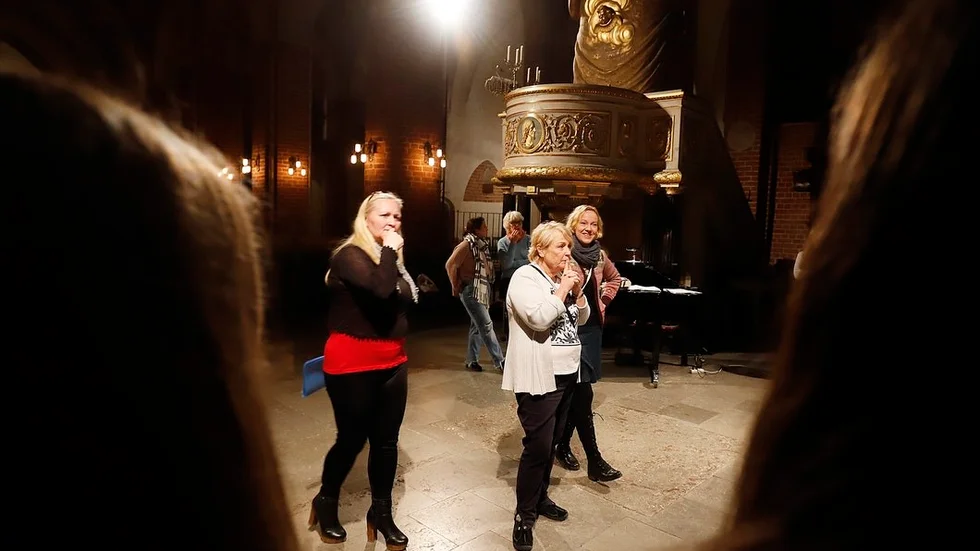 Malin Jörtsö, Barbro Frostegren och Agnes Lindberg är mycket delaktiga i lördagens luciakonsert. Detsamma gäller organisten Katarina Högberg Jansson som inte syns på bilden.