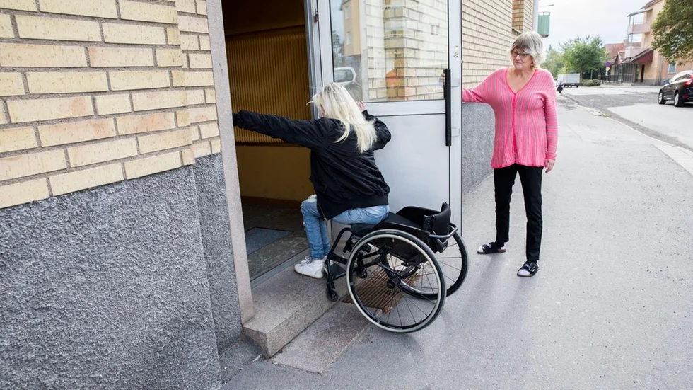I dagsläget måste Felicia Vibergs mamma bära rullstolen upp och ned för trappen samt hålla upp porten