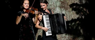 Nytänkande folkmusikduo möter stråkorkester i Trosa