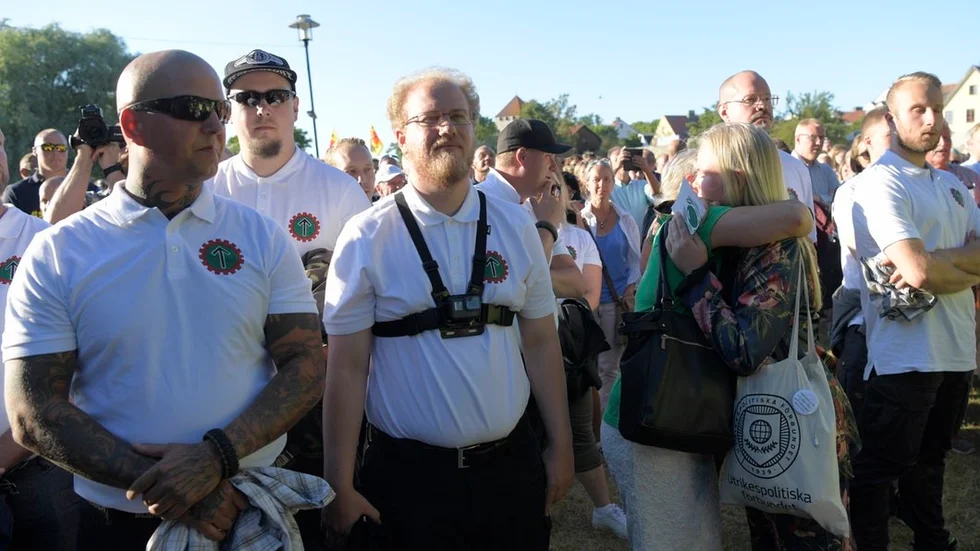 Sympatisörer från nazistiska Nordiska motståndsrörelsen, i vita pikétröjor. samlades och buade ut Annie Lööf (C) under talet på Centerpartiets dag i Almedalen.