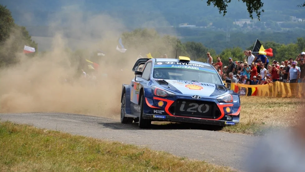 Belgaren Thierry Neuville och co-driver Nicolas Gilsoul i sin blå Hyundai som blev tvåa i Tyskland och behåller VM-ledningen.