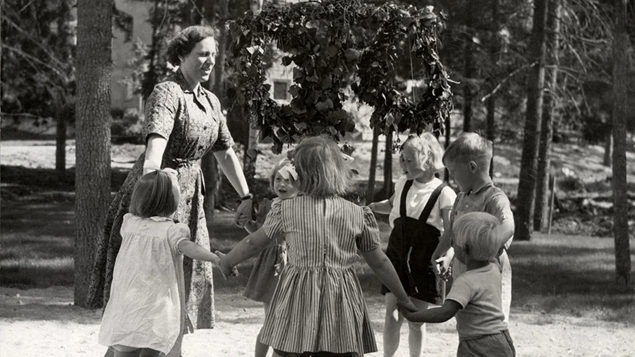 Fram till 1952 var midsommaraftonens fasta datum den 23 juni, men för att passa bättre in i arbetsveckan bestämdes 1953 att midsommaraftonen alltid skulle ligga på en fredag mellan 20 och 26 juni.