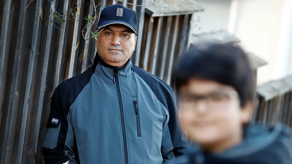 Familjen Sultani kom till Sverige från Afghanistan för åtta år sedan. 2011 flyttade de till Strängnäs. Pappa Hamid Sultani är utbildad pedagog och har gått en rad yrkeskurser i Sverige, ändå har han förtvivlat svårt att komma in på arbetsmarknaden.– Det känns som jag bollas runt i olika åtgärder, säger han. Sonen Paiman Sultani skymtar i förgrunden.