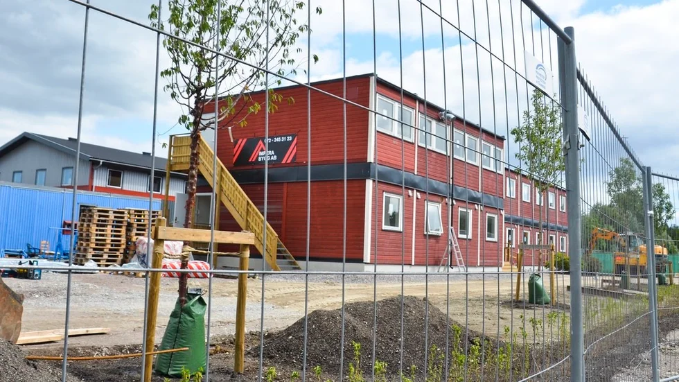 Arbete pågår fortfarande i och kring modulhusen som ska bli tillfälliga hem åt 28 nyanlända.