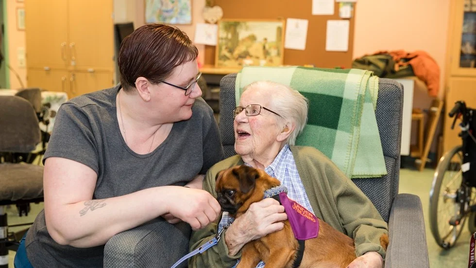Ingela Andersson och Lisa Toverland har en gemensam vän, Herbert som kommer att par gånger i veckan till Ekgårdens dagverksamhet. Det är Ingela Andersson som tar med sig sin hund Albert för att göra vårdhundspraktik.