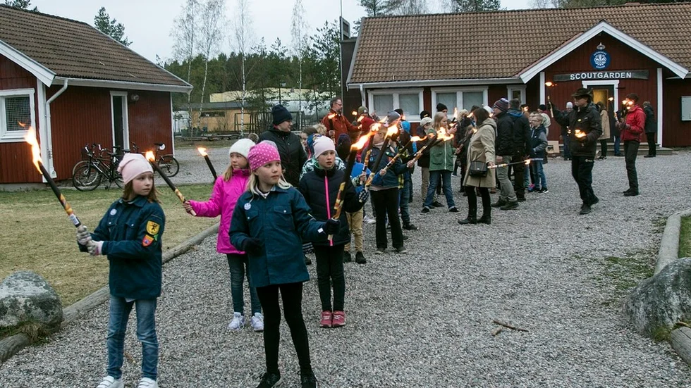 Samling i fackeltåget, med facklor som ville slockna och rök i ögonen. Men till slut blev det ordning.