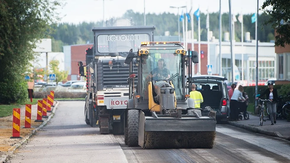 Just nu byggs delar av Fruängsgatan om till cykel och gångstråk. I och med omläggningen kan nya trafikproppar uppstå, men på längre sikt är planen att rätt trafik ska vara på rätt plats i större utsträckning än i dag.