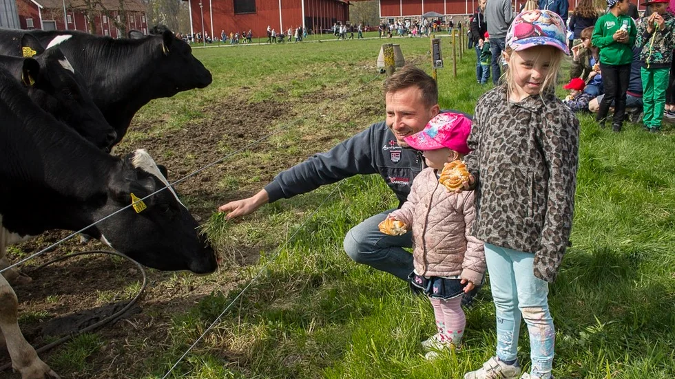 Pelle Eriksson-Gullberg med döttrarna Molly och Penny Eriksson-Gullberg.