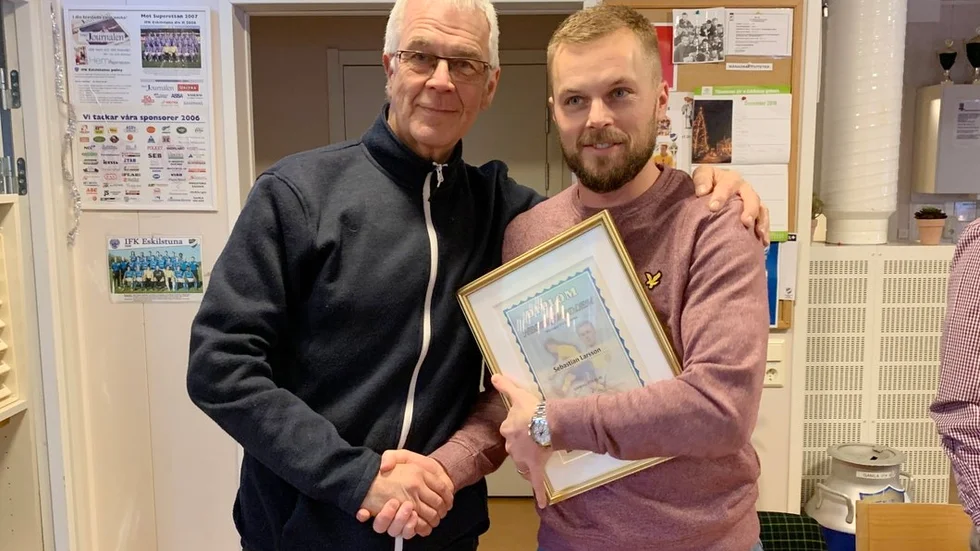 IFK Eskilstunas styrelseledamot Björn Barkman delade ut diplomet till hedersmedlemmen Sebastian Larsson.