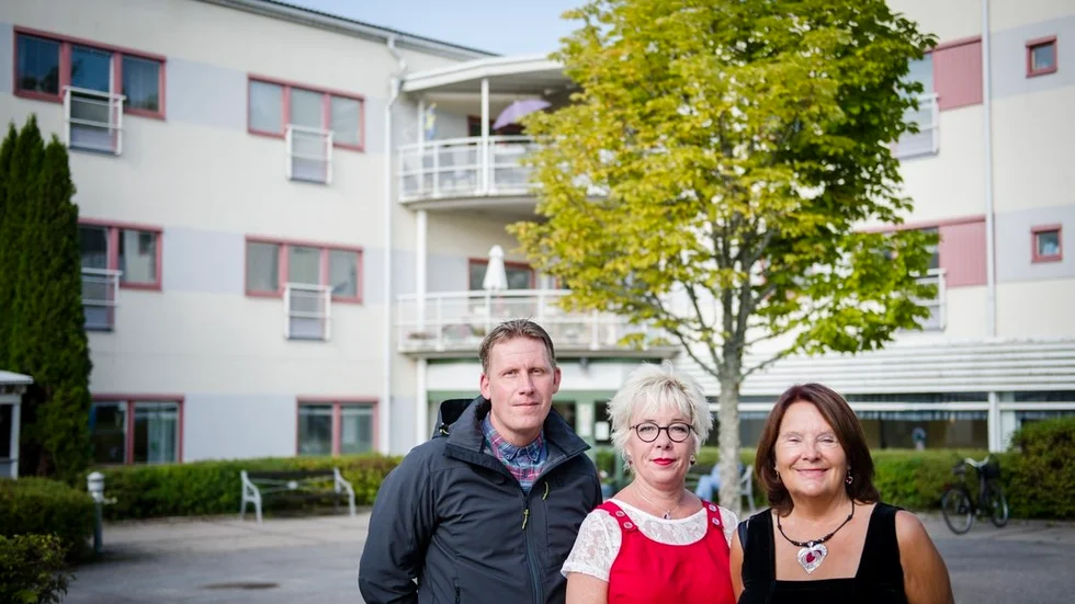 Vänsterpartiets Nicklas Franzén, Lotta Back och Lotta Johnsson Fornarve besökte under onsdagen Hållets äldreboende där de delgavs tankar om sextimmarsprojektet som infördes på boendet i mars tidigare i år.
