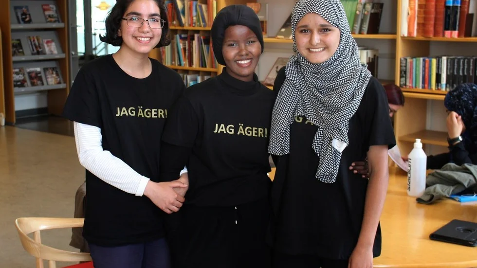 Negar Kalani, Ikram Ibrahim och Laraib Syed ordnar språkkurser på stadsbiblioteket i Eskilstuna.Många behöver hjälp med svenska, säger Negar Kalani.