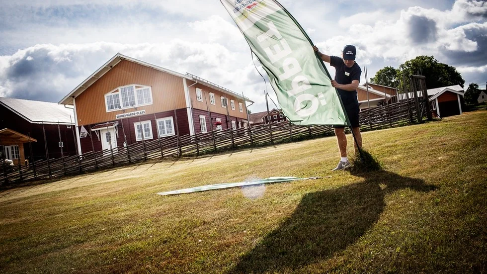 William Lundblad flaggar för att det nu går att proppa i sig glass i solen, trots att klockan just slagit tio på förmiddagen.
