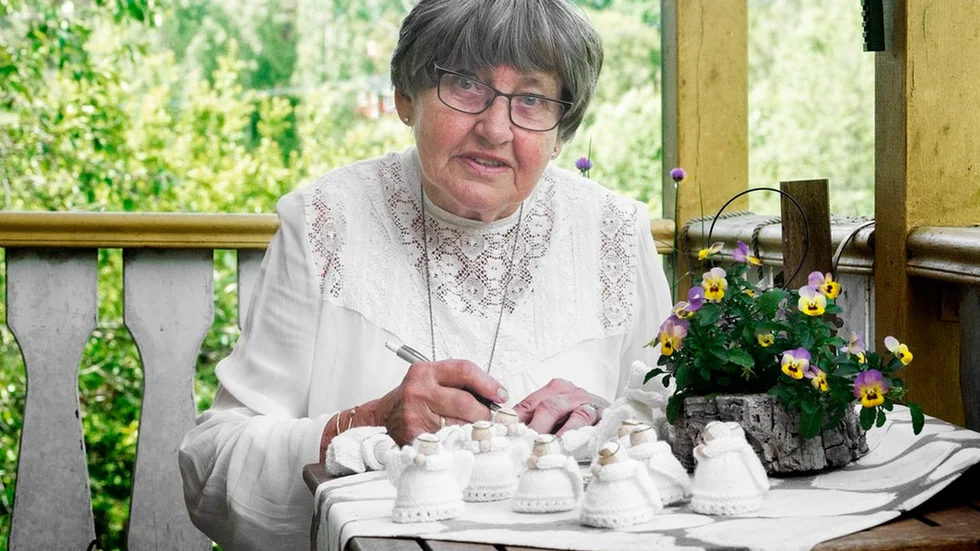 Sylvia ritar dit ögon på små skyddsänglar, som hon ska sälja på en hantverksmarknad. "Jag tog faktiskt tjänstledigt i två år och gick en utbildning till textillärare på komvux. Jag ville inte bli textillärare, men jag ville liksom ha på papper att jag kan sy."