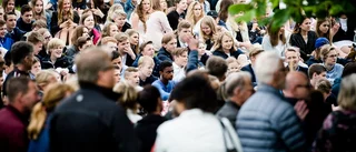 Solsken byttes ut mot paraplyer på Kunskapsskolans avslutning