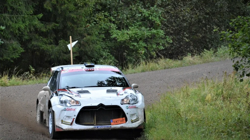 Svenska mästaren i den trimmade fyrhjulsdrivna klassen Thomas Thunström i sin vita Citroen DS3 R5 med Jörgen Lindahl i högerstolen.